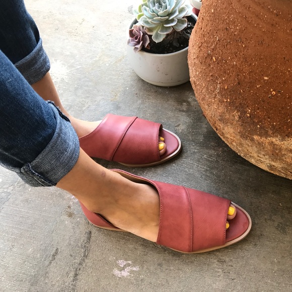 Shoes - 🚨LAST PAIR!!//The Alejandra//Adobe red Flat